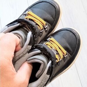 (73-3945) 🔥3/$20🔥 Cat & Jack Shoes  Sz 7